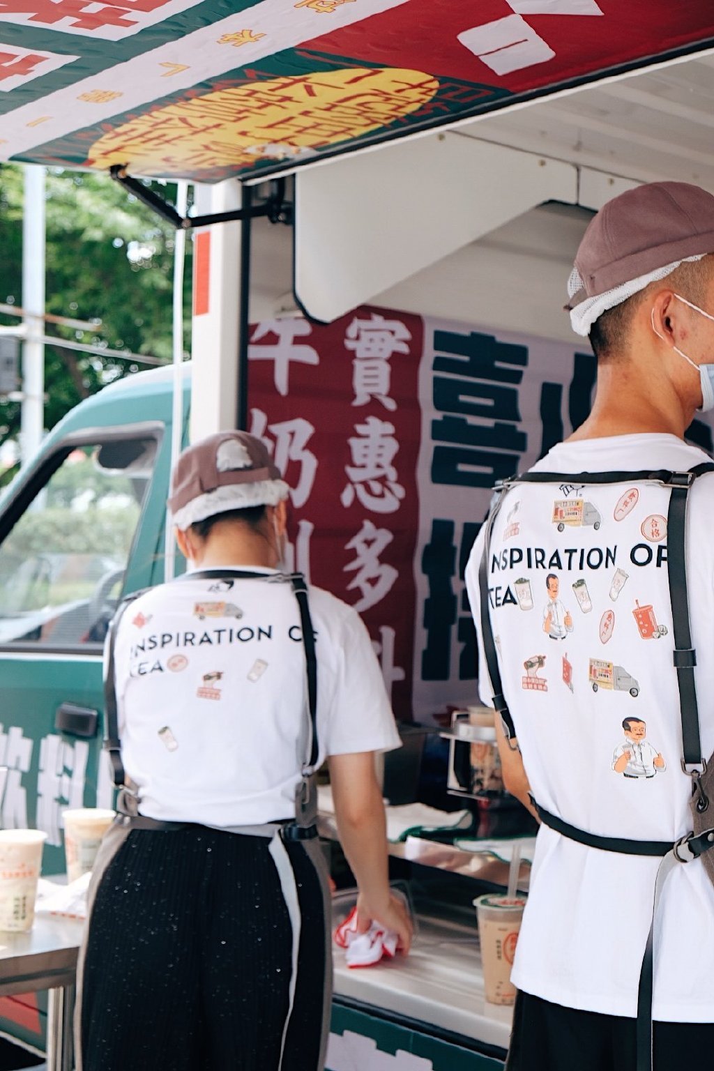 喜小茶飲料廠來了，開著五菱汽車限時(shí)“土酷”出攤